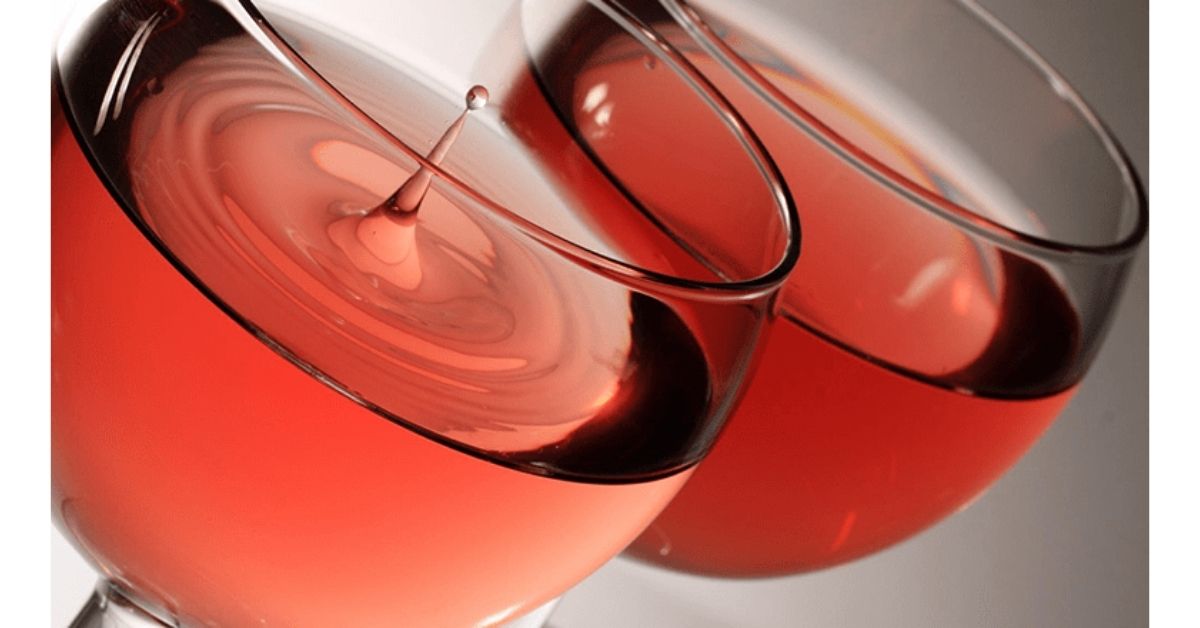 兩杯粉紅酒 Rosé Wine，展現晶透色澤與優雅光澤